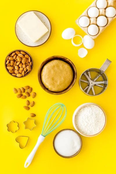 Pastelería ingredientes para hornear y utensilios en la mesa de la cocina — Foto de Stock