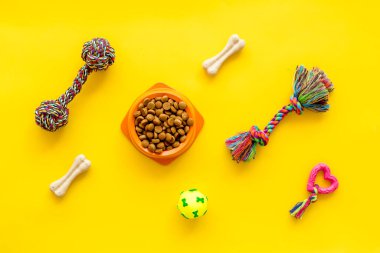 Köpekler ve kediler için oyuncaklar, kuru yiyecek ve aksesuarlar, üst manzara