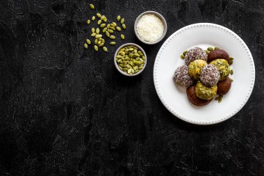 Tabakta çiğ enerji topları, üst manzara.