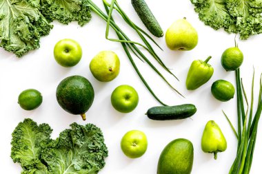 Yeşil sebzeler ve meyve arka planı. Vejetaryen yemeği, en iyi manzara.