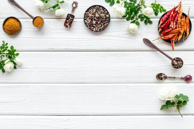 Metal kaşık ve kâselerde baharat karışımı.