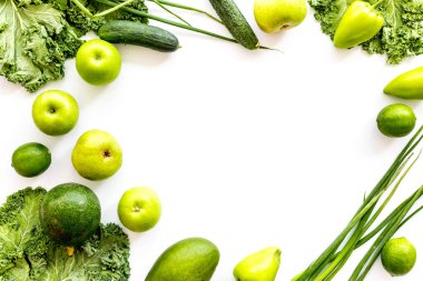 Vejetaryen gıda çerçevesi - yeşil sebzeler: salatalık, brokoli, avokado