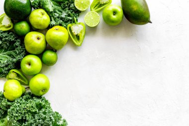 Vejetaryen gıda çerçevesi - yeşil sebzeler: salatalık, brokoli, avokado