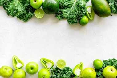 Vejetaryen gıda çerçevesi - yeşil sebzeler: salatalık, brokoli, avokado