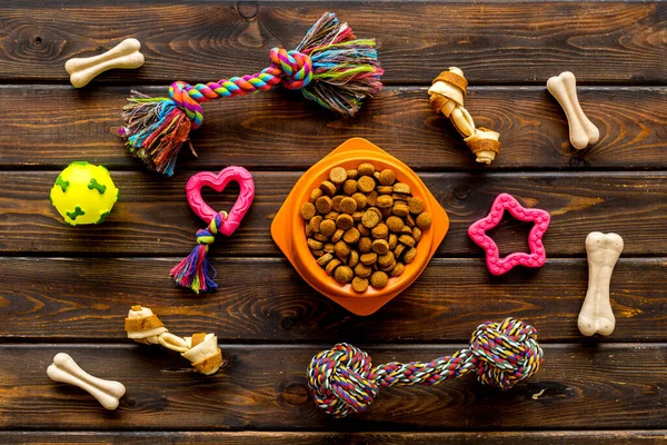 Kedi ve köpekler için evcil hayvan oyuncakları ve kuru yiyecekler. Üst görünüm