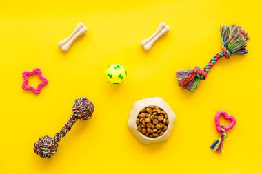 Köpekler ve kediler için oyuncaklar, kuru yiyecek ve aksesuarlar, üst manzara