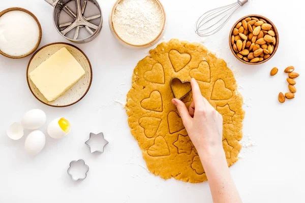 Masa enrollada con rodillo. Galleta en forma de corazón cortando. Vista superior — Foto de Stock