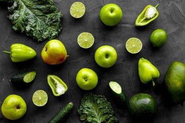 Yeşil sebzeler ve meyve arka planı. Vejetaryen yemeği, en iyi manzara.