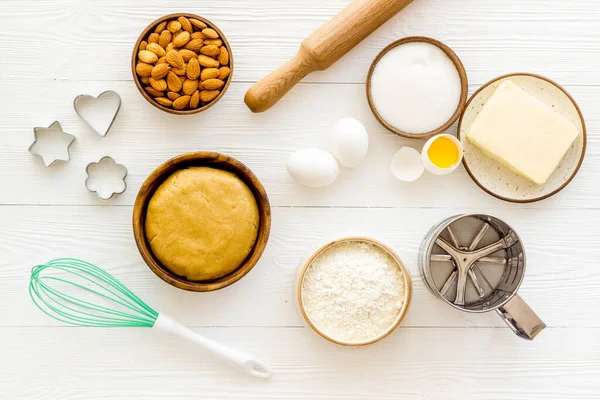 Pastelería ingredientes para hornear y utensilios en la mesa de la cocina — Foto de Stock