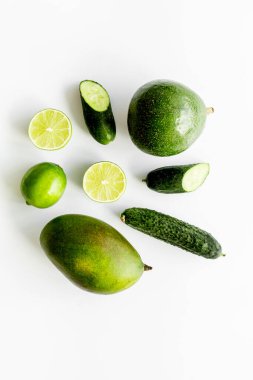 Vejetaryen yemekleri - yeşil sebzeler ve yukarıdan gelen meyveler