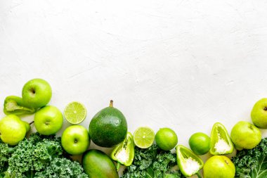 Yeşil sebzeler ve meyve arka planı. Vejetaryen yemeği, en iyi manzara.