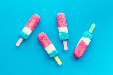 Ev yapımı meyveli dondurma ya da buzlu şeker.