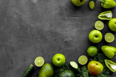 Yeşil sebzeler ve bitkiler, üst manzara.