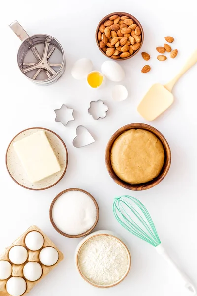 Pastelería ingredientes para hornear y utensilios en la mesa de la cocina — Foto de Stock