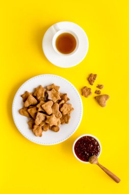 Kahvaltıda kurabiye, çilek reçeli ve çay.