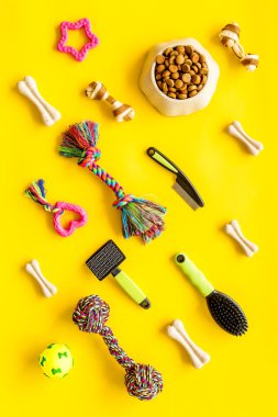 Köpekler ve kediler için oyuncaklar, kuru yiyecek ve aksesuarlar, üst manzara