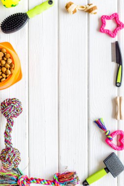 Kedi ve köpek için ev hayvanı oyuncakları ve aksesuarlarla yatıyordu.