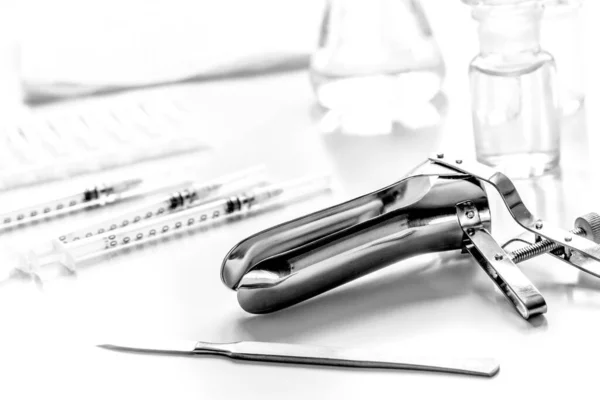 Instrumentos de ginecologista no fundo branco — Fotografia de Stock