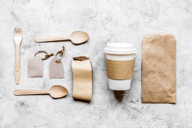 Gıda teslimat çalışma masası kağıt torbalar ve plastik kupa masa arkaplan görünümü maketi