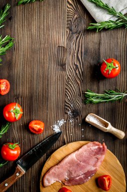 Ahşap arka planda ev yemeği konseptinde domuz bifteği.