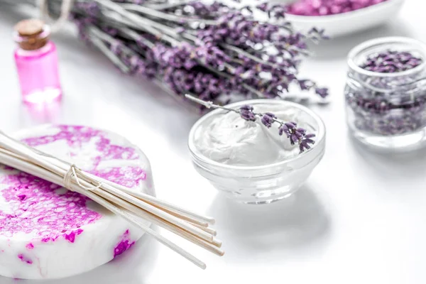Lavendel kruiden in lichaamsverzorging cosmetica met olie op witte tafel achtergrond — Stockfoto