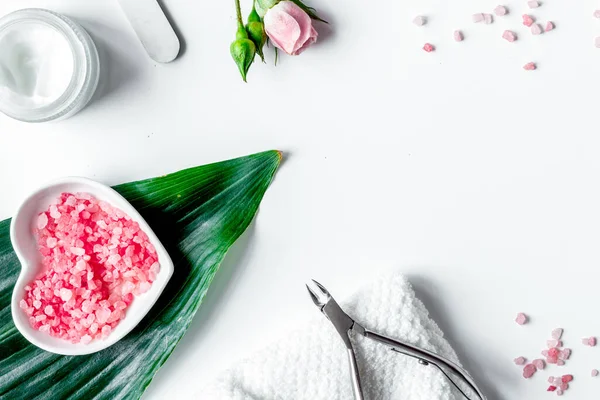 Zout en crème voor nagelverzorging in spa bovenaanzicht — Stockfoto