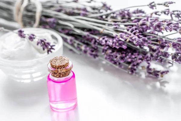 Lavendel bloemen in biologische cosmetische set op witte achtergrond — Stockfoto