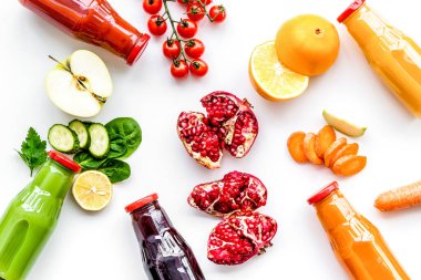 Beyaz arka planda fitness diyeti için şişelerdeki taze organik sıvılar.