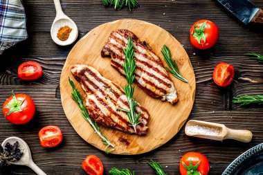 Biberiye ve domatesli biftek için ızgara et.