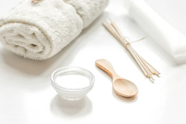 Ensemble blanc de cosmétiques pour spa sur fond de table — Photo