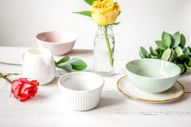 beyaz arkaplanda çiçekli seramik sofra takımı