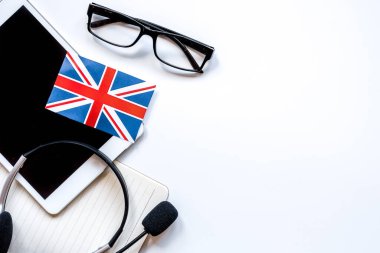 Çevrimiçi okul konseptindeki dil yaşam tarzını masa üstü görüntüsünde öğrenmek