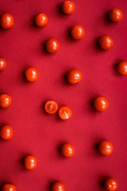 Kırmızı arkaplan görünümlü taze kiraz