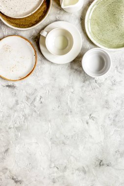 taş arkaplan üzerindeki seramik tablo yazılımı üst görünümü