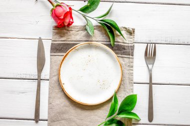 Ahşap arkaplandaki seramik masa takımı üst görünümü