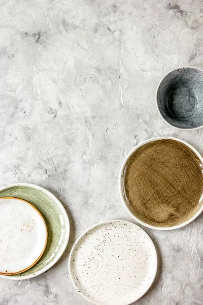 Керамическая посуда вид сверху на каменном фоне макет — стоковое фото