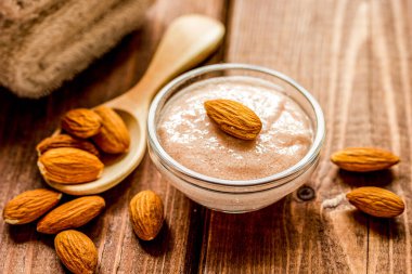 Tahta masa arkasında vücut bakımı için bademlerle ovala