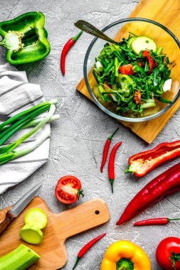 Arka planda sebze pişirmek.