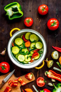 Ahşap arkaplan görünümünde sebze yahnisi için malzemeler