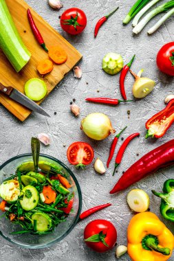 Arka planda sebze pişirmek.