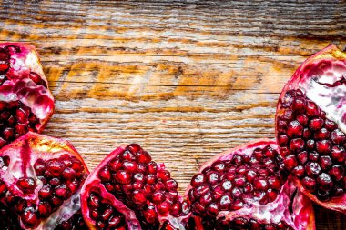 Ahşap arka plan görünümünde dilimlenmiş nar.