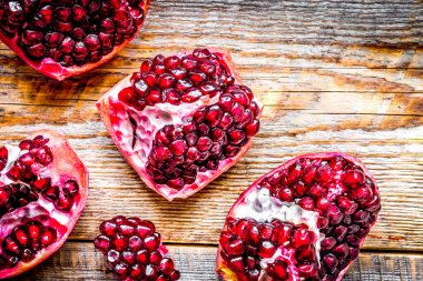 Ahşap arka plan görünümünde dilimlenmiş nar.