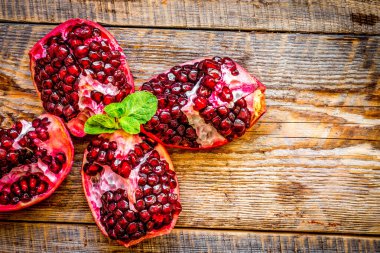 Ahşap arka plan görünümünde dilimlenmiş nar.