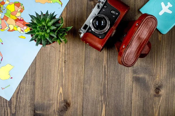 Utazó készlet fényképezőgéppel és térképpel fából készült háttér felülnézet makett — Stock Fotó
