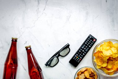 beyaz arkaplan görünümlü çiplerle film konsepti izlemek