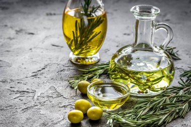 Arka planda taze zeytin bulunan doğal yağlar konsepti.