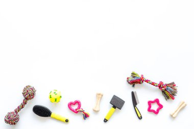 Beyaz arka planda kedi ve köpekler için evcil hayvan oyuncakları, üst manzara