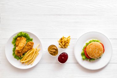 Fast food 'un genel manzarası. Hamburger ve patates kızartması.