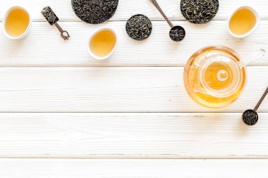 Kuru yaprak çayı seti, yukarıdan görüş. Asya çay konsepti