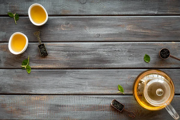 Marco de té caliente y seco en tetera y tazas. Concepto de ceremonia del té —  Fotos de Stock